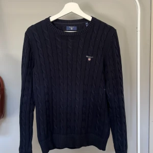 GANT kabelstickad tröja  - Tjena säljer min Gant tröja i storlek xs som passar runt 170 och den är i materialet bomull, skicket är 9/10 och jag fraktar inom 1-2 dagar hör av dig vid minsta frågan😀