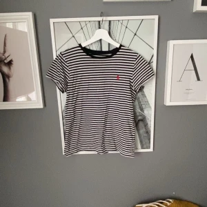 Randig ralph lauren tröja - Säljer en väldigtfin tröja från ralph lauren som kommer att vara superfin nu till sommaren! Säljer för att den inte kommit till användning. Hör av er vid frågor och funderingar!🥰