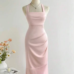 Ljusrosa långklänning balklänning - Säljer en elegant ljusrosa långklänning med halterneck och rak urringning. Klänningen har en lite tightare passform och knyts i nacken. Perfekt för bal!!