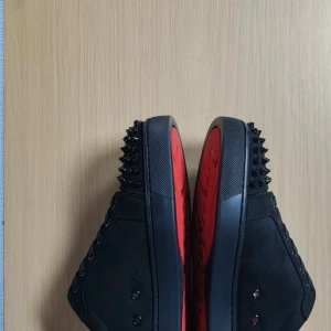 Svarta sneakers med nitar från Christian Louboutin - Louboutins skor med taggar helt ny. OBS Paket medföljer inte med