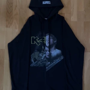vetements split titanic hoodie - vetements split titanic hoodie i svart och strlk xs men sitter som L/XL. Är som en långärmad, alltså bra för vår och sommar. skriv för funderingar fraktar samma dag snabbt. R💔P