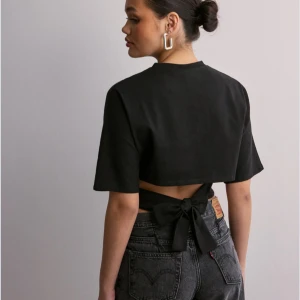 Open back tie tee, Thisert med knyte i ryggen - Helt ny prislapp sitter kvar!! 
