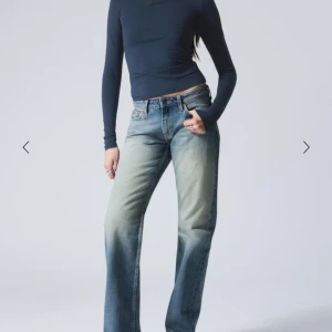 Lågmidjade Arrow jeans från Weekday - Såå snygga lågmidjade Arrow jeans från Weekday! Inga defekter! Första och sista bilderna är lånade från hemsidan. Storleken är W26 och L32 🌸🌸 Innerbenslängd: 78 cm  Midjemått: 38 cm  
