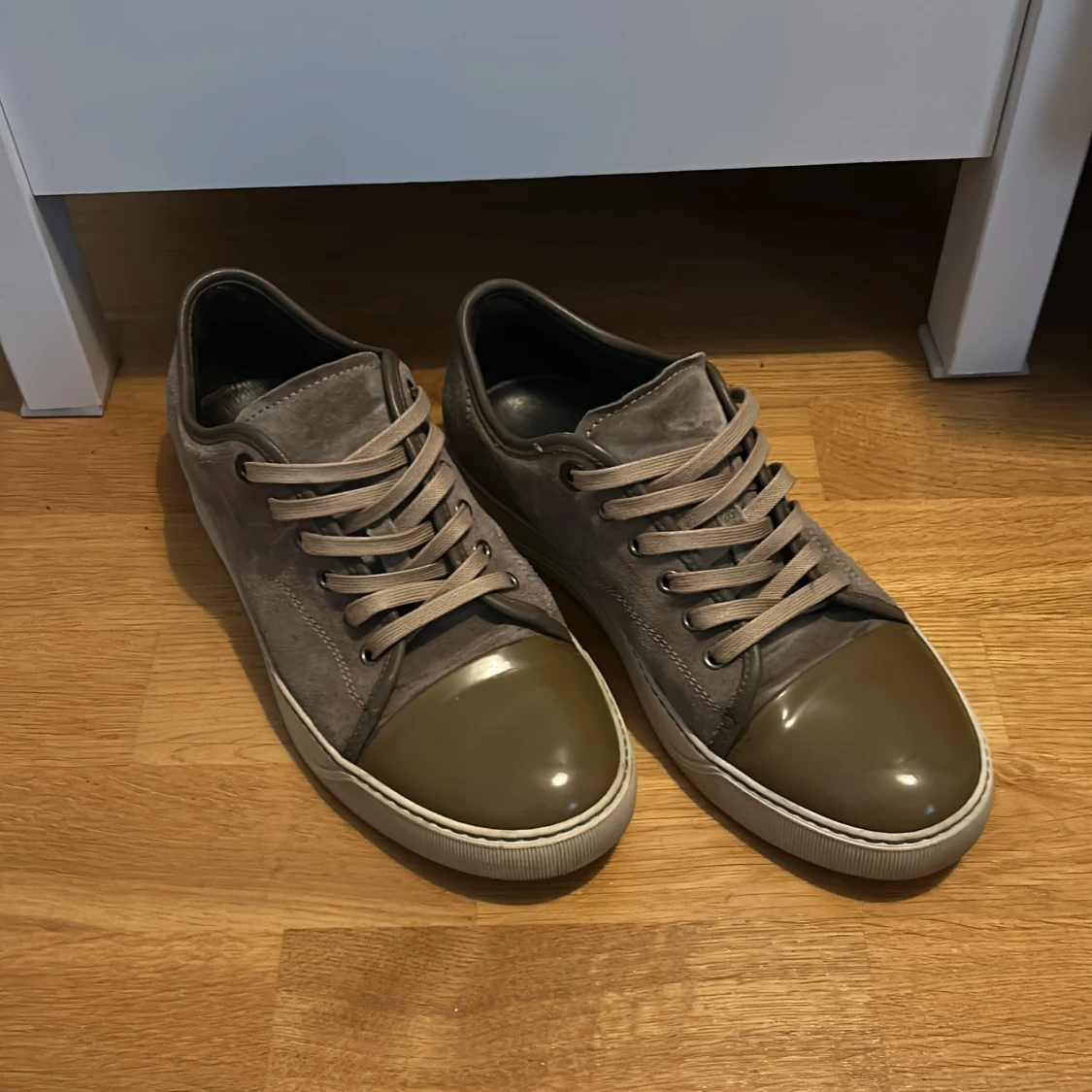 Grå sneakers med olivgröna detaljer från Lanvin - 1