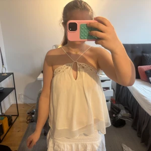 Vit ärmlös blus från H&M - Säljer denna jättefina blus från hm eftersom att den är för liten. Köpare står för frakt.