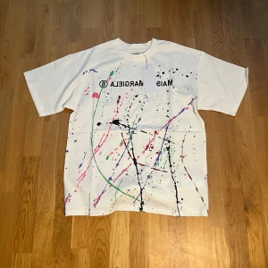 Maison margiela t shirt - En maison margiela t shirt i nyskick med kvitto och prislapp kvar, storlek s men passar m-l, hör av er vid frågor! Obs texten är bak och fram!
