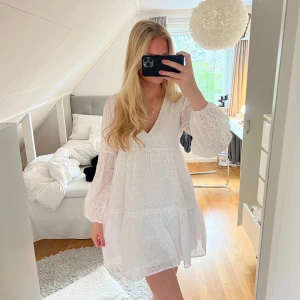 Vit klänning - Vit klänning, perfekt till sommaren, skolavslutning, eller studenten! Endast använd en gång