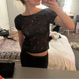 Svart spetstopp - Säljer min svarta spetstopp med låg rygg💞💞 