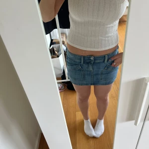 Stickad tröja från mango - Stickad T-shirt från mango i storlek Xs. Inga tecken på användning. Säljer då den inte kommer till användning längre 