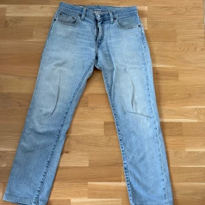 Levis 511 Jeans - Klassiska Levis 511 jeans i ljusblå tvätt med raka ben och normal passform. Byxorna har fem fickor, knappgylf och detaljer i silverfärgad metall. Ikonisk Levis-lapp bak i midjan och röd Levis-tagg på bakfickan. Upplagda till ungefär L29. Roliga ”Yes you did :)” vid gylf öppningen.