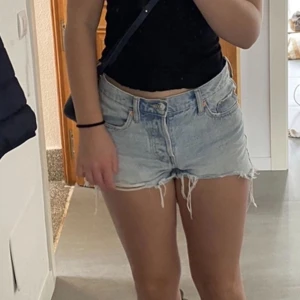 Ljusblå jeansshorts från mango - Säljer ett par blåa jeansshorts i bra skick! 