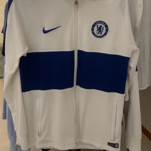 Chelsea vit och blå träningsjacka från Nike - En chelsea zip fint skick storlek S 