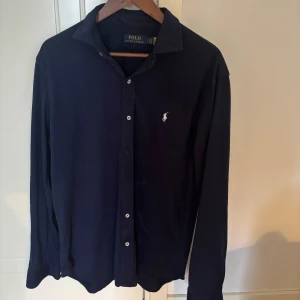 Mörkblå skjorta från Polo Ralph Lauren - Bra skick 
