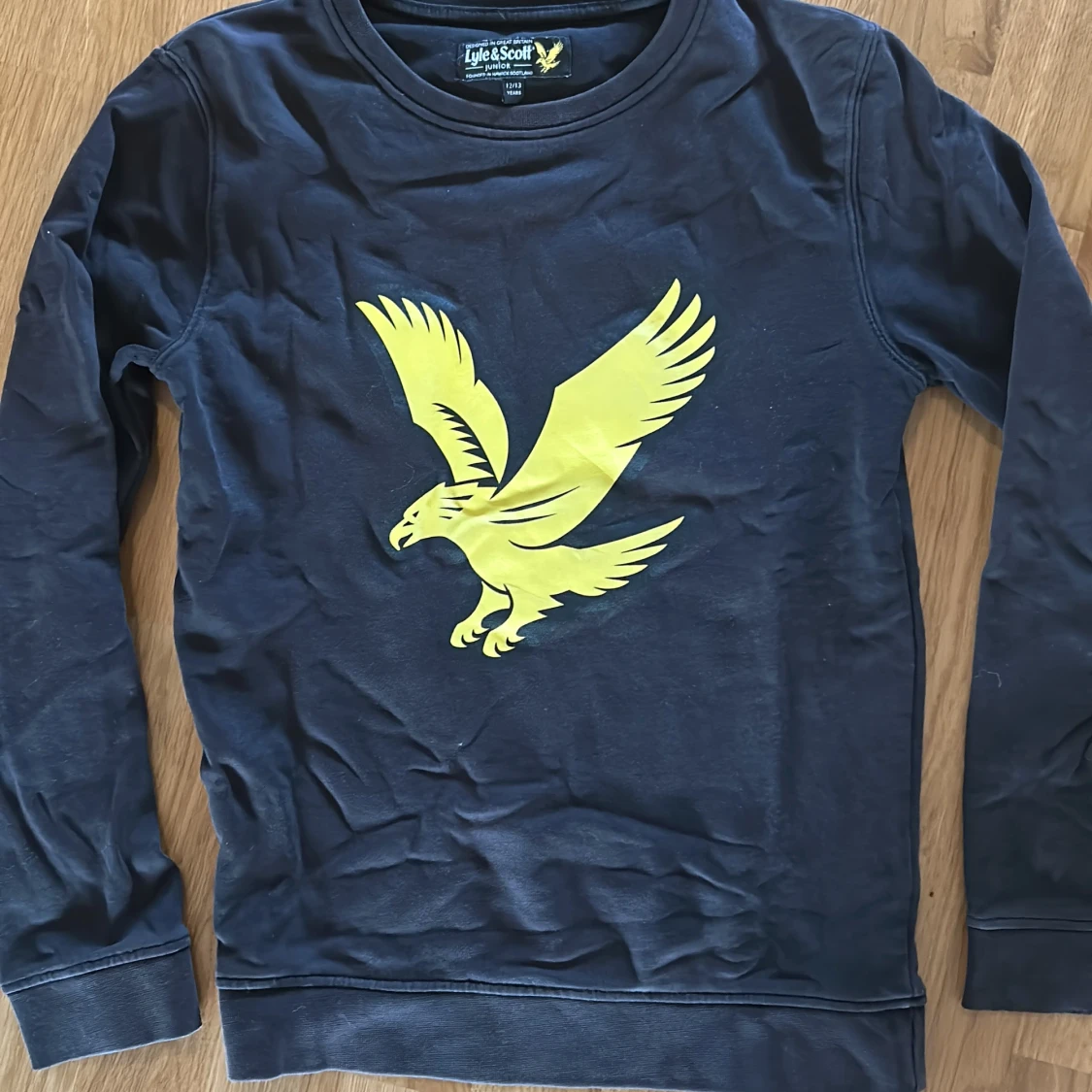 Mörkblå långärmad tröja från Lyle & Scott