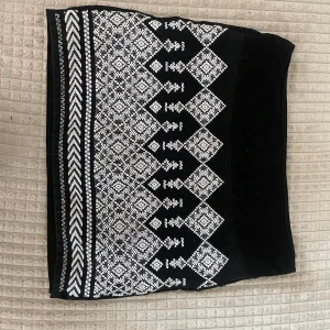 Svartvit mönstrad kjol från H&M - Säljer en svartvit kjol från H&M med geometriskt mönster. Kjolen är kort och har en tight passform, perfekt för dig som gillar stilrena och grafiska plagg. Mönstret är detaljerat och ger kjolen en unik look.Pris kan diskuteras och köparen står för frakten💕