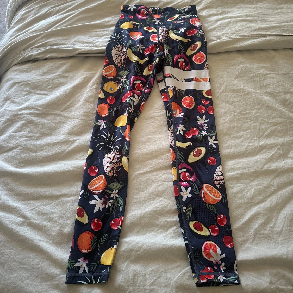 Färgglada träningsleggings från Stronger med fruktmönster - 3