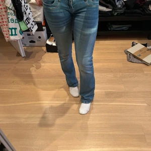 Blå jeansbyxor från LTB - Very popular and often sold out jeans from LTB in the size 28/34. They are perfectly low rise and the jeans have no signs of wear so they look brand new! Original price is 75€ 🥰