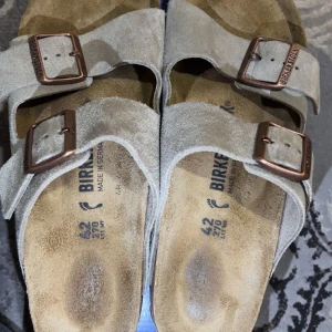 Beige sandaler från Birkenstock - Birkenstock sandaler i beige mocka . Använt endast ett par gånger.