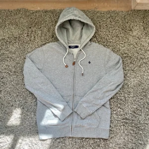 Morris zip hoodie - Säljer denna rikigt feta Morris zip hoodien!⭐️ Storlek S! Skick : 9,5/10!🙌Hör gärna av er om ni har funderingar!🤝
