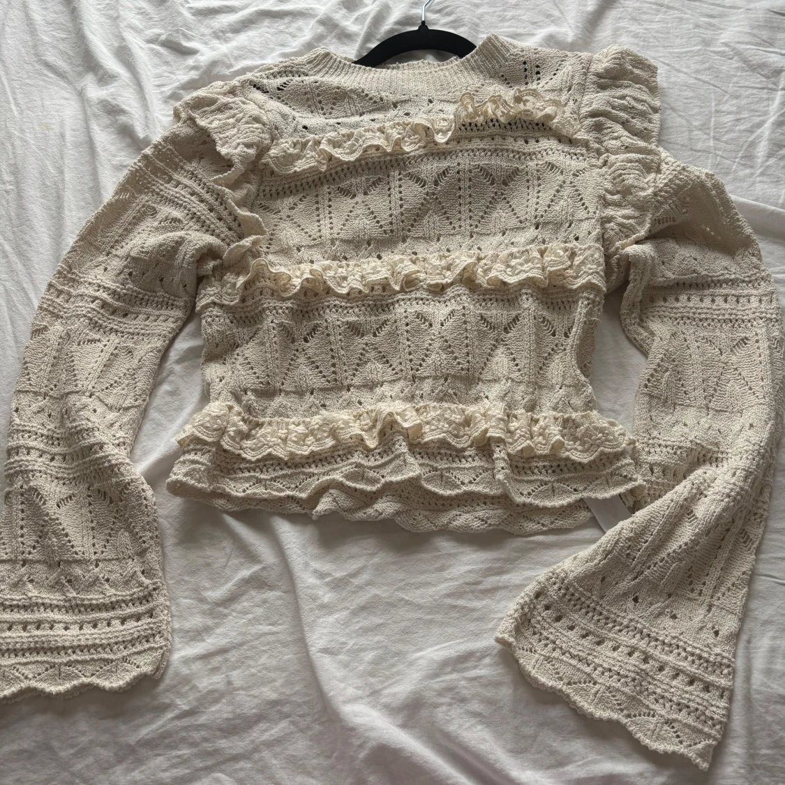 Beige stickad croppad tröja med volang - 1
