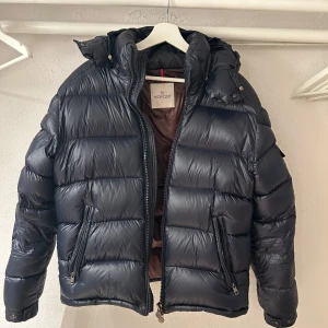 Moncler Maya  - Moncler Maya Navy storlek L/Xl är 187 cm och sitter helt perfekt. Kan gå ned i pris vid snabb affär.