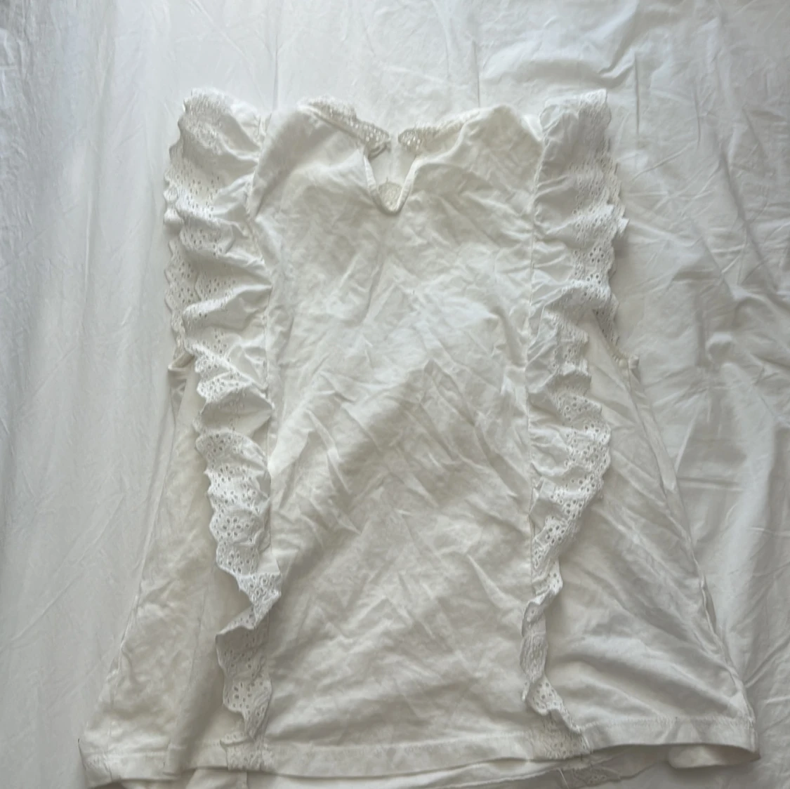 Vit blus med spets och volang från MNG - 2