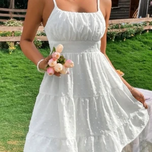 Vit klänning/ Studentklänning  - En jättefin vit klänning, som är perfekt nu till studenten eller en skolavslutning. Jag har tyvärr inte använt klänningen, men tänker den kan bli någons perfekta plagg för studentfest. Storleken är L men tror den kan också passa som en XL. 