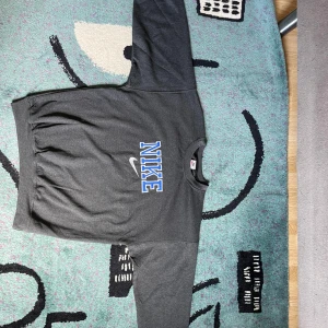 Vintage Nike Sweatshirt - Grå nike sweatshirt med Vintage stil.