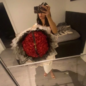 Zara Vit tight klänning med breda axelband - Säljer en vit tight klänning med breda axelband och fyrkantig urringning. Klänningen är midilång och har en figurnära passform som framhäver siluetten. Perfekt för dig som vill ha en stilren och enkel look. Nypris 399, säljer för 300. Pris går att diskutera 💓