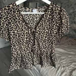 Leopard Blus - Säljer en snygg leopardmönstrad blus med v-ringning och knyt fram.💞💞 skriv om ni vill ha mer bilder💞💞💞💞