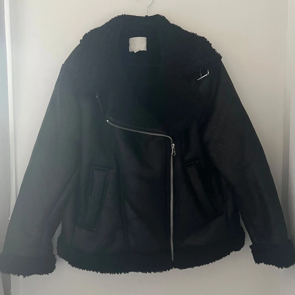 Svart jacka med fuskpälsfoder - 1