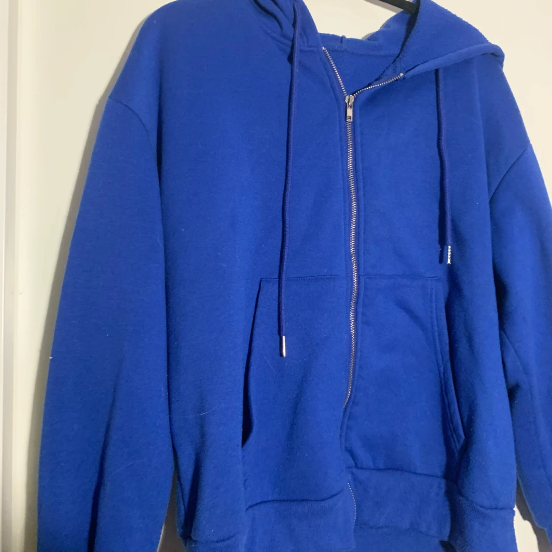 Blå hoodie