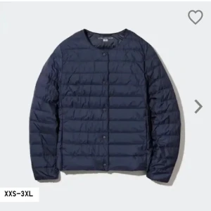Uniqlo jacka - Så snygg mörkblå vår jacka. Den är använd väldigt få gånger så den är i bra skick, nypris är 749 kr. Hör av er för egna bilder/frågor❤️