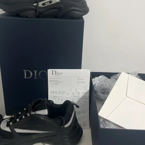  Dior b22 - Säljer ett par helt nya dior skor som jag fick i present men dem ger mig skavsår pga de är för små. ”kvitto finns”