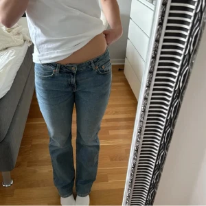 Low waist jeans - Säljer ett par jätte fina low/mid waist jeans ifrån junkyard. De är använda fåtal gånger och är i bra skick! Säljer dock pågrund av att de inte kommer till användning! OBS! Bilderna är lånade!!!