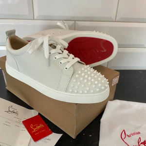 Vita Christian Louboutin - Säljer ett par vita Christian Louboutin. Dom är helt oanvända 1 gång endast så inget smuts och inga skador på dom, pris kan diskuteras!