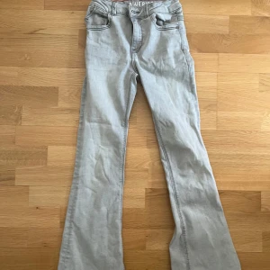 Ljusgrå bootcut jeans - Snygga ljusgrå bootcut jeans från zalando. Storlek 146 och är i jättefint skick då den använts fåtal gånger. Köptes för runt 400 kr säljer för 180!