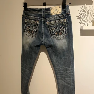 Miss Me jeans - Skitsnygga miss me jeans, storlek 28. Inte bootcut, slim fit men kan sys om till bootcut eller has med ett par höga boots!