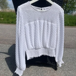 Blus - Säljer en söt vit blus som tyvärr inte kommer till användning. 