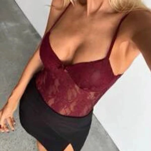 Vinröd spetsig body stl XS - Säljer denna jättefina body då den tyvärr inte passade mig.