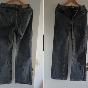 Svarta jeansbyxor från NA-KD - Säljer ett par svarta jeansbyxor från NA-KD i klassisk femficksmodell. Byxorna har raka ben, normal passform och hög midja. Perfekta till många olika outfits och enkla att matcha med andra plagg.