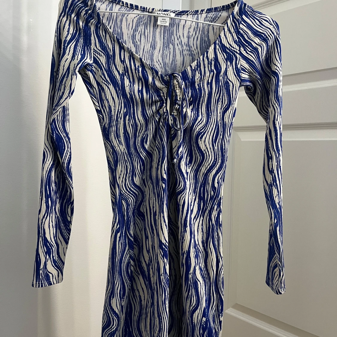 Blåvit mönstrad klänning från Monki