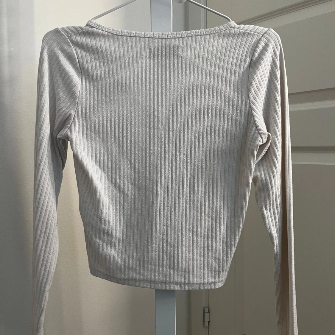 Vit ribbad långärmad topp från Hollister - 2