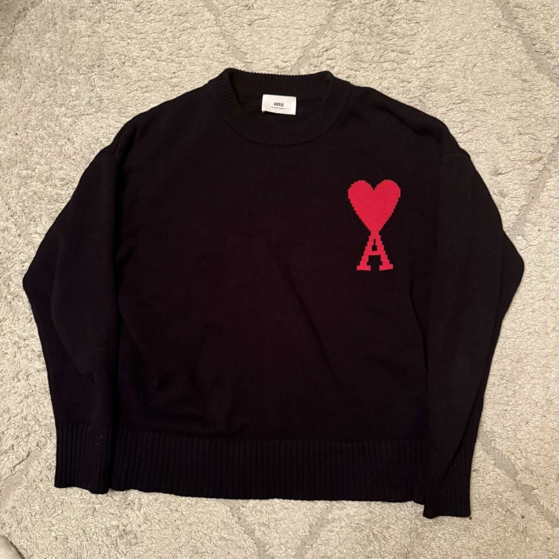 Svart stickad tröja från Ami Paris med rött hjärta