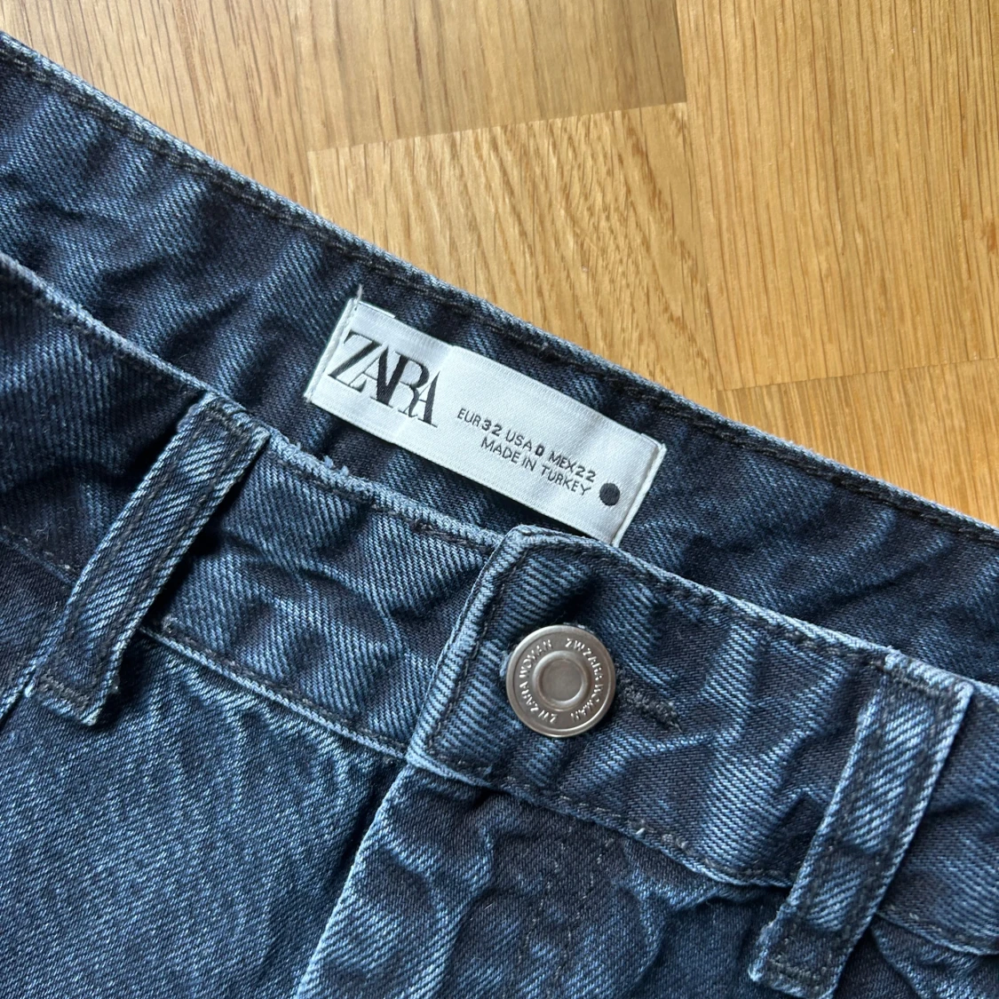 Mörka cargo jeans från Zara - 3