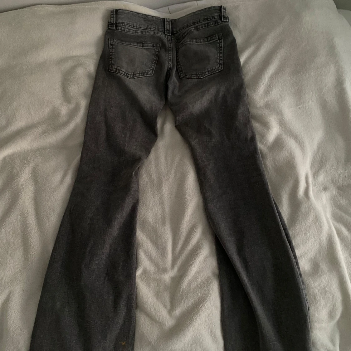 Grå jeansbyxor från Gina Tricot - 1