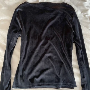 Mörkblå sammetsliknande topp - Cool mörkblå tröja i ett sammetsliknande material. Glansigt och stretchigt tyg. Köpt secondhand i somras men har aldrig kommit till användning. Storlek M men bra passform på mig som är XS/S! 