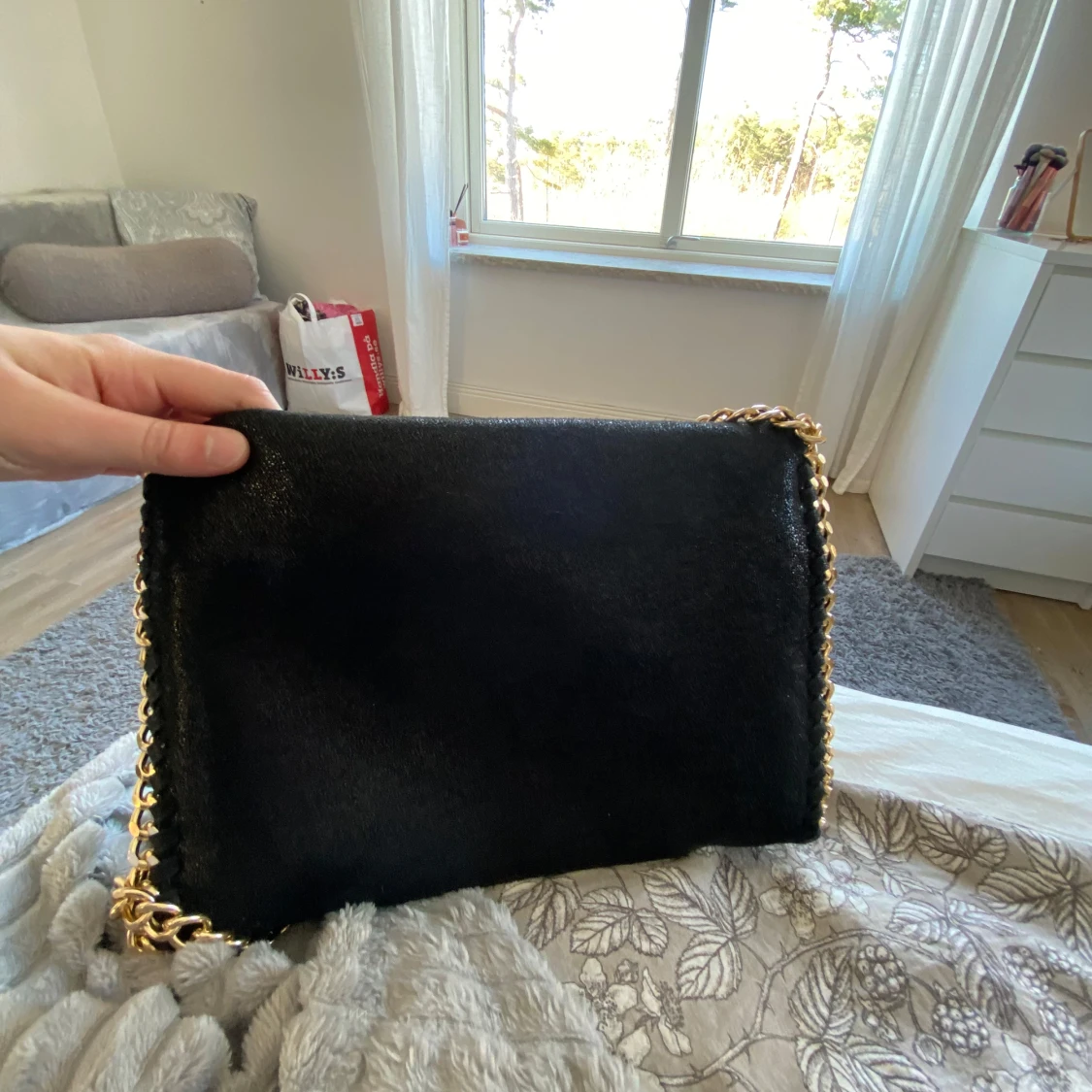 Svart axelväska med guldkedja - 2