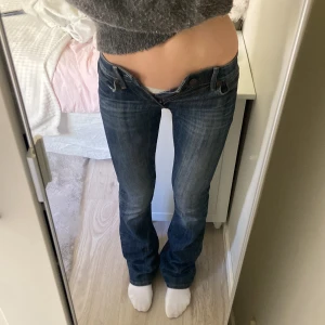 Blå lågmidjade bootcut jeans  - Säljer ett par klassiska blå jeans med låg midja och bootcut passform. Har köpt jeansen av en annan tjej här på plick. Säljer dom här skit snygga jeansen för dom var tyvärr för små💘Skriv vid frågor om mått