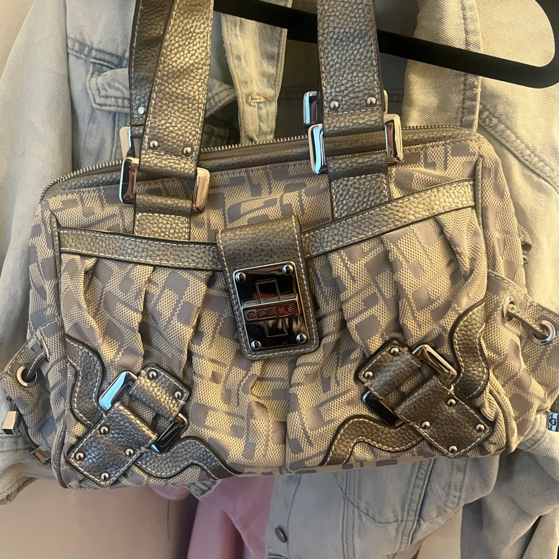 Guess, Beige och grå axelväska